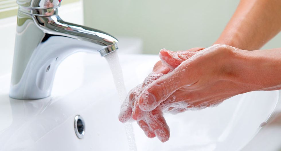 El constante lavado de las manos con agua y jabón, sin desperdiciar el agua (cierra la llave mientras te restriegas las manos) es una barrera contra el coronavirus. Foto: Pixabay.