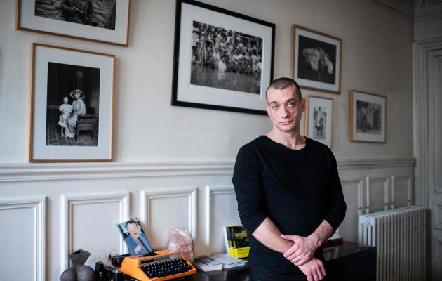 Pyotr A. Pavlensky, un artista de performance de 35 años, tomó asilo en Francia tras incendiar la puerta del edificio que alberga a la Policía secreta de Rusia. Foto / Martin Bureau/Agence France-Presse — Getty Images.