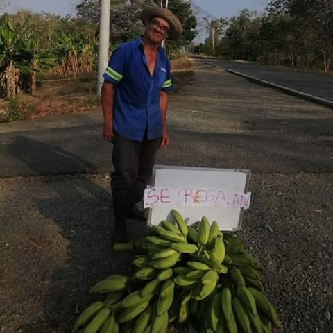 Este hombre de buen corazón piensa en los demás y este regalo que ofrece muestra su desprendimiento. Valioso y plausible gesto en momentos de carestía  por el coronavirus. Foto: Facebook