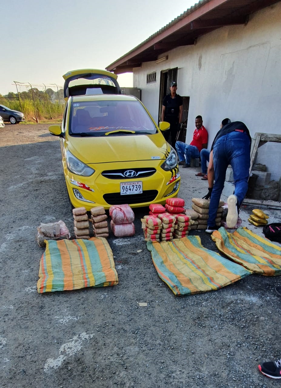 Dentro de uno de los vehículos se encontraron tres sacos y uno dentro del otro automóvil. Foto: Eric Montenegro.