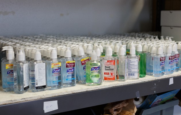 Un hombre acaparó gel desinfectante buscando lucrar con el coronavirus. Foto / Doug Strickland para The New York Times.