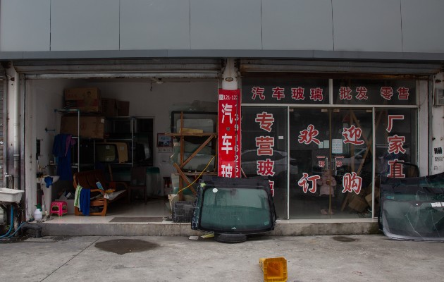 El taller mecánico de Zhang Xu en Shanghai tiene pocos clientes. Lamenta haber regresado al trabajo. Foto / Henri Shi para The New York Times.