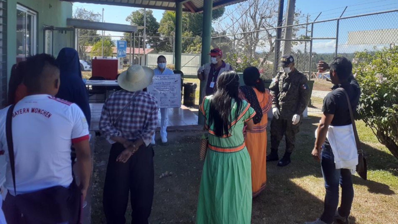 Los indígenas fueron retenidos por la Fuerza Pública en San Vito de Coto Brus. Foto: Mayra Madrid.