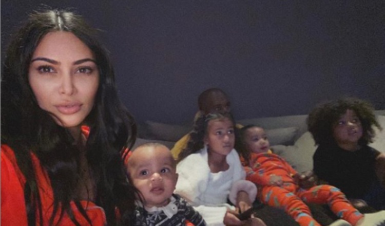 Kim Kardashian   y su familia ven televisión, durante la cuarentena por el coronavirus.