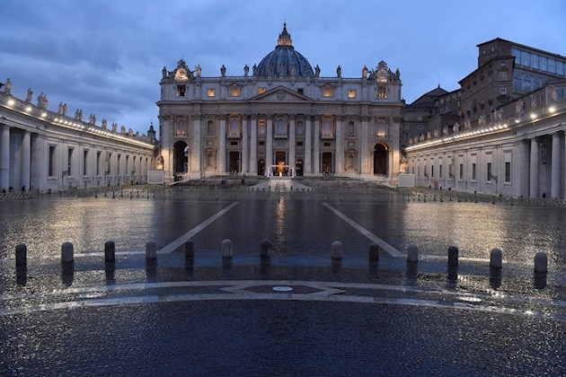 La Santa Sede ha ordenado el cierre hasta el 3 de abril de la plaza y la basílica de San Pedro, como medida de precaución ante la propagación de esta pandemia, que ha dejado ya al menos cinco casos positivos en el interior del Vaticano.