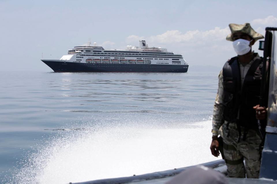 Dentro del crucero hay 124 personas sospechosas de COVID-19.