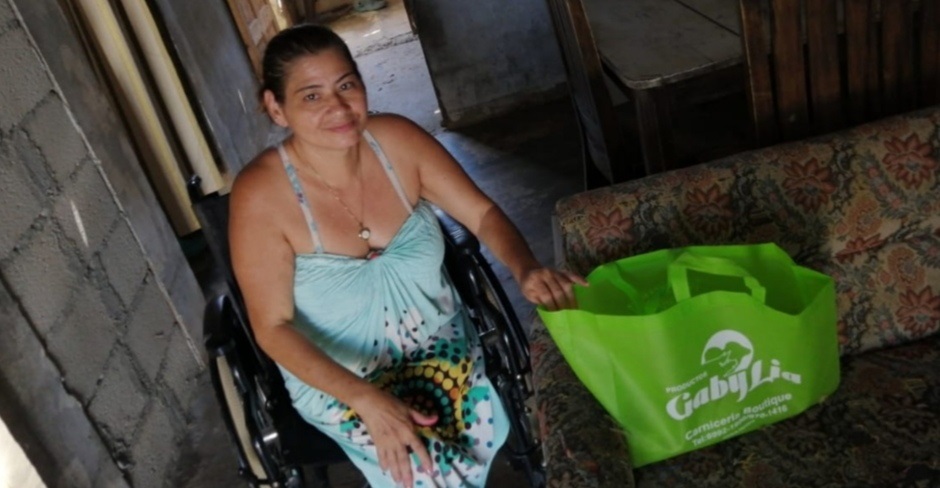  Bolsas con alimentos secos  y artículos de aseo personal fueron distribuidas entre los que más necesitan. Foto: Thays Domínguez.