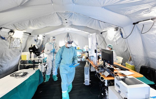 Los hospitales en el norte de Italia están levantando carpas inflables para atender a miles de pacientes de coronavirus. Foto / Flavio Lo Scalzo/Reuters.