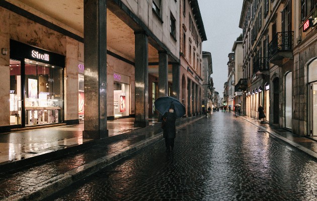 Italia ha prometido 8.4 mil millones de euros para ayudar a negocios y familias. Una calle comercial vacía en Pavia. Foto / Andrea Mantovani para The New York Times.