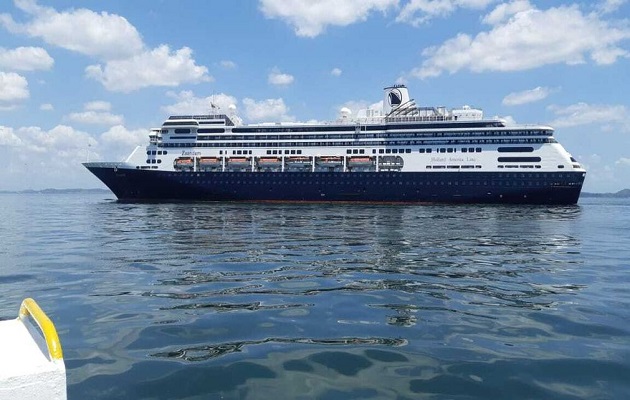 A bordo del crucero viajan 1,424 personas entre turistas y tripulación; hay que restarle 401 que se pasaron al buque Rotterdam y los 4 fallecidos. Foto: Holland America Line.