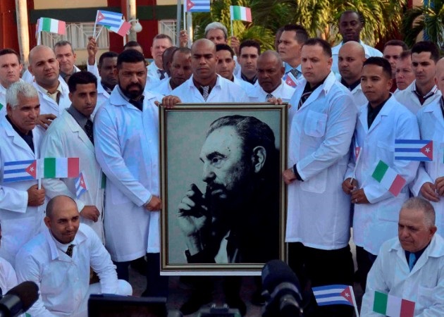 Actualmente hay unos 28.000 médicos cubanos en 59 países. Fotos: EFE. 