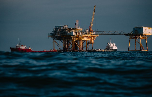 Durante caídas de precios anteriores, grandes petroleras invirtieron en proyectos como la perforación marina. Foto / Chris Carmichael para The New York Times.