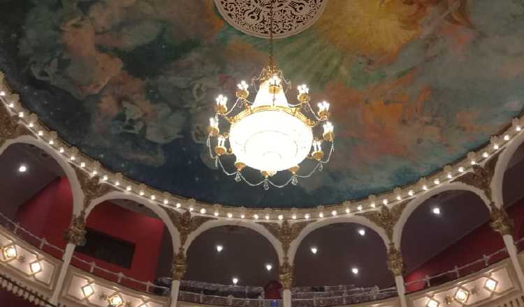 Teatro Nacional. Admire en él el arte del maestro Roberto Lewis. Ahora, por el coronavirus, visítelo de forma virtual, puede recorrerlo, gracias a Virtual Visit Panama que respalda a MiCulturaEnCasa.