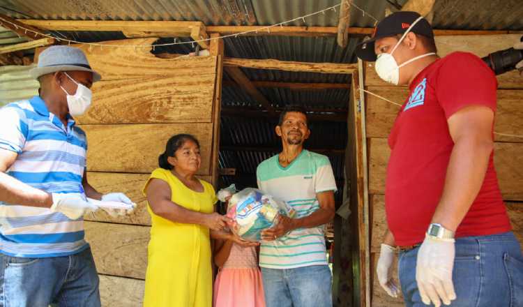 Las bolsas contienen arroz, en empaques de 5 libras, porotos, harina, azúcar, pastas, entre otros.