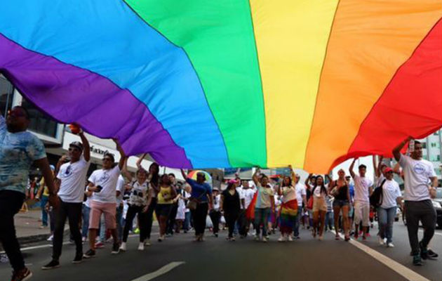 Comunidad LGBTI preocupada por hora y día de salida.