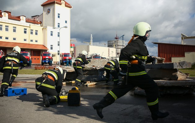 Personal de emergencia realiza ejercicios en caso de un accidente nuclear, cerca de planta en Astravets. Foto / Siarhei Hudzilin para The New York Times.