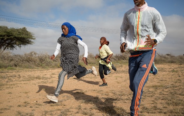 Hamda Abdi Dahir (izq.) y Hanna Mukhtar entrenan con su coach. Más mujeres acogen el deporte. Foto / Mustafa Saeed para The New York Times.