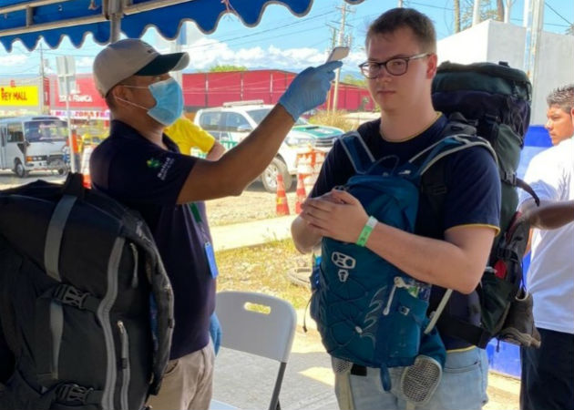 Decretan toque de queda y ley seca en Changuinola ante el coronavirus Toma de temperatura a un turista en Bocas del Toro. Foto: Mayra Madrid.
