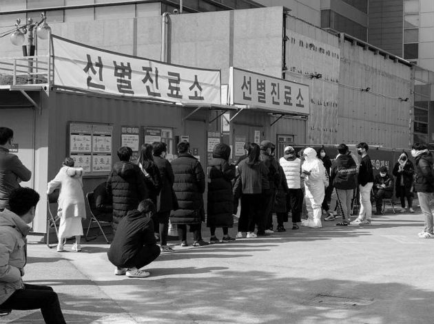 Decenas de pacientes hacen cola para describir sus síntomas y ser examinados en el exterior de la recepción especial instaurada en el Centro Médico Daegu, Corea del Sur.  Foto: EFE.