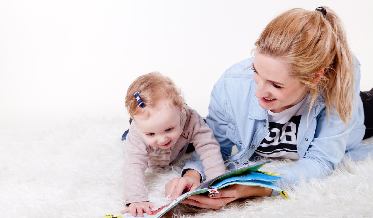El hábito de la lectura se puede fomentar desde la cuna. Ahora con el coronavirus los libros salen en auxilio, como vehículo para el entretenimiento. Los libros infantiles en cuarentena son muy apreciados. Foto: Pixabay