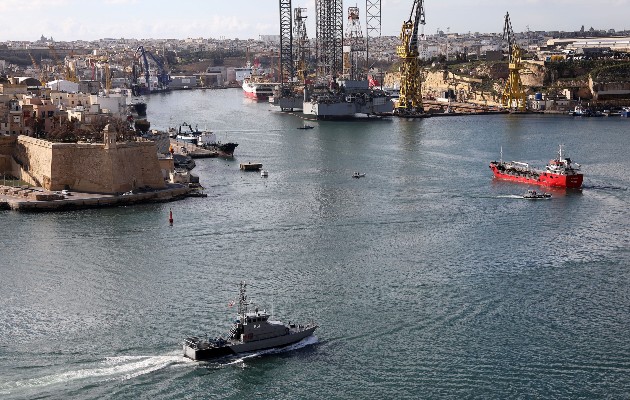 Un barco mercante (der.) en Malta en el 2019 luego de que migrantes tomaran el control para no ser devueltos a Libia. Foto / Anne Aquilina/EPA, vía Shutterstock.