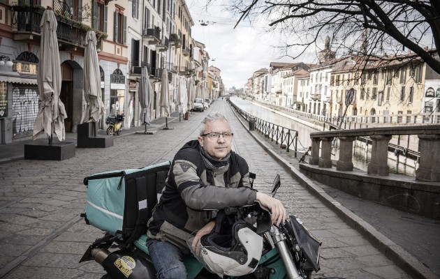 Trabajadores como Giovanni Marra, que entrega comida en Italia, tienen miedo, pero siguen trabajando. Foto / Alessandro Grassani para The New York Times.