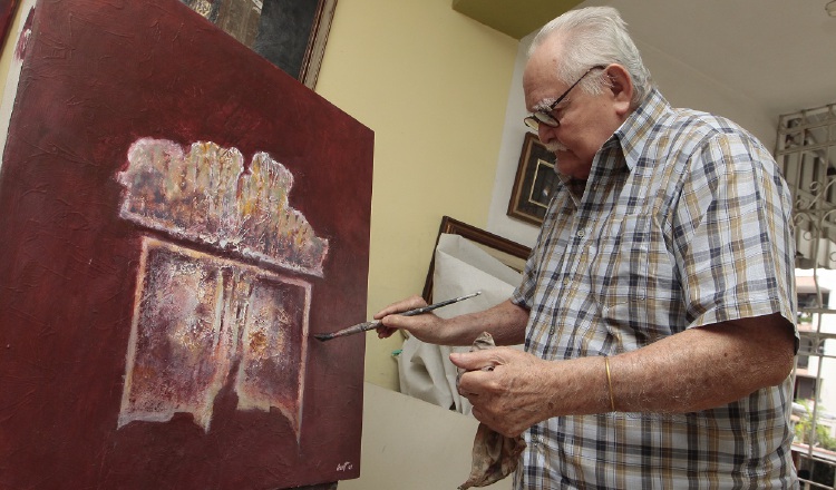 Mario Calvit, maestro de la plástica panameña, en pleno proceso creativo.  Aurelio Herrera 