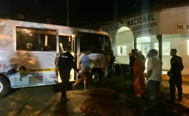 Al notar la presencia policial, gran cantidad de ellos escaparon del sitio, pero se logró la captura de unas 13 personas.