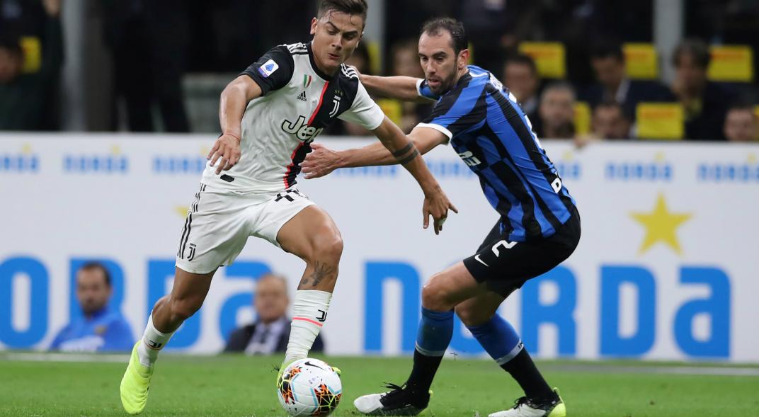 Dybala (izq.) dio positivo  al coronavirus. Foto:AP