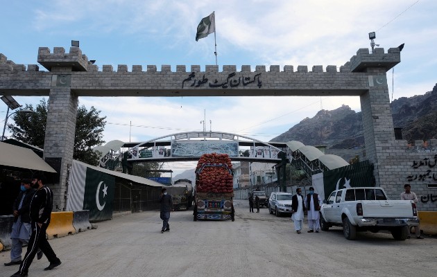 Familias tienen que decidir en qué lado de la frontera Pakistán-Afganistán vivir. El puesto fronterizo en Torkham. Foto / Alasdair Pal/Reuters.