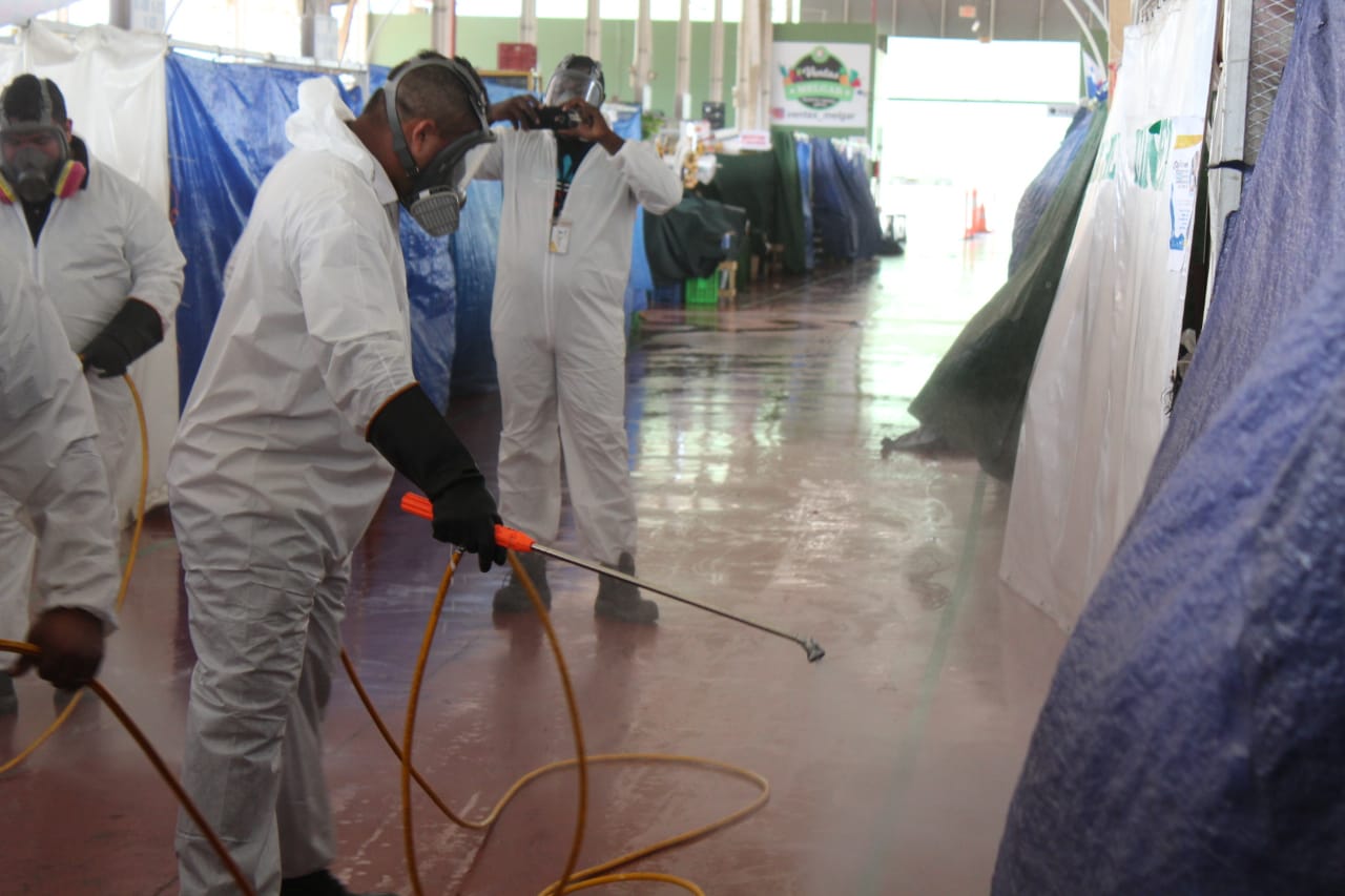 Realizan limpieza en Merca Panamá para prevenir el COVID-19. 