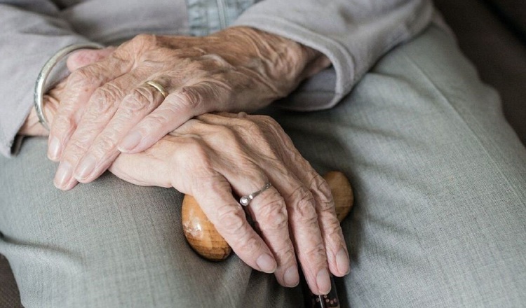 Todos debemos cuidar a los adultos mayores, porque el coronavirus puede hacer presa de ellos fácilmente, por la edad y más todavía si tienen enfermedades crónicas (cardiovasculares, diabetes, hipertensión u otras). Foto: Pixabay