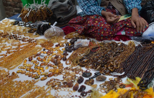 Mucho del ámbar rico en fósiles es de Myanmar, que ha sido acusado de genocidio. Una vendedora de ámbar. Foto / Ye Aung Thu/Agence France-Presse — Getty Images.