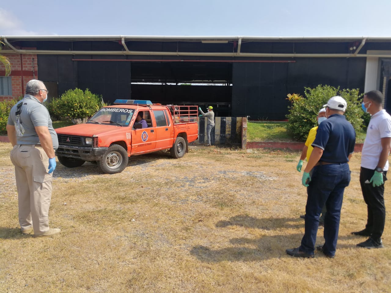 El cuerpo de bomberos de Coclé, dirigido por el coronel jefe Roderic Salcedo se encargó del lavado y desinfección de esta planta. FOTO/CORTESÍA GOBERNACIÓN DE COCLÉ