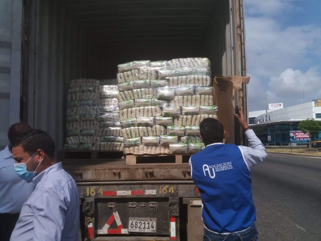 Se espera que estás 50 mil libras de arroz lleguen a los ciudadanos más necesitados de Colón. Foto/Diomedes Sánchez