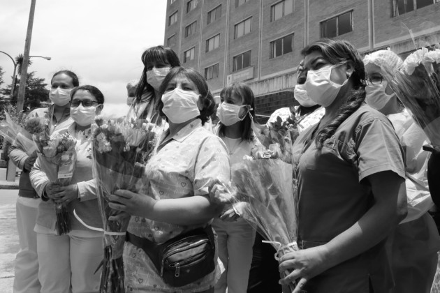 Enfermeras de hospitales de Bogotá, Colombia, reciben flores en el Día Mundial de la Salud como agradecimiento por su entrega en la lucha contra el Covid-19. Foto: EFE.
