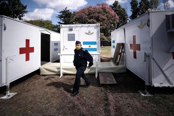  Un soldado recorre un hospital móvil instalado por el ejército argentino para asistir a enfermos del Covid-19  en la Ciudad de Buenos Aires. FOTO/EFE