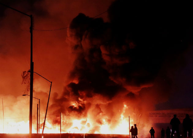 Fotografía del incendio en la Central de Abastos este martes en Ciudad de México. Foto:EFE.