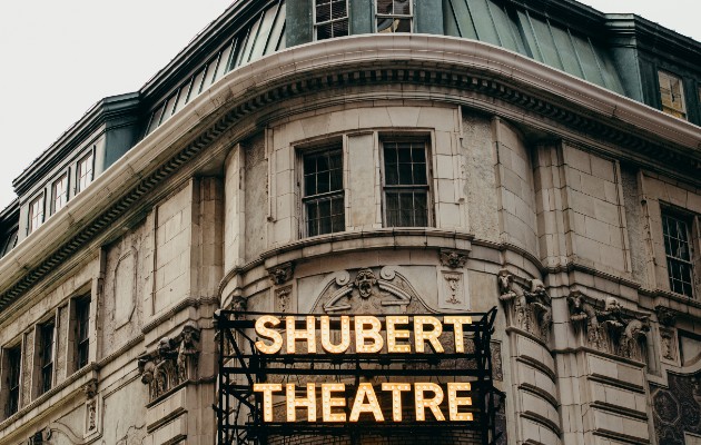 El Teatro Shubert comparte su fachada con el Booth al norte en Shubert Alley y tiene herrumbre veneciano. Foto / George Etheredge para The New York Times.