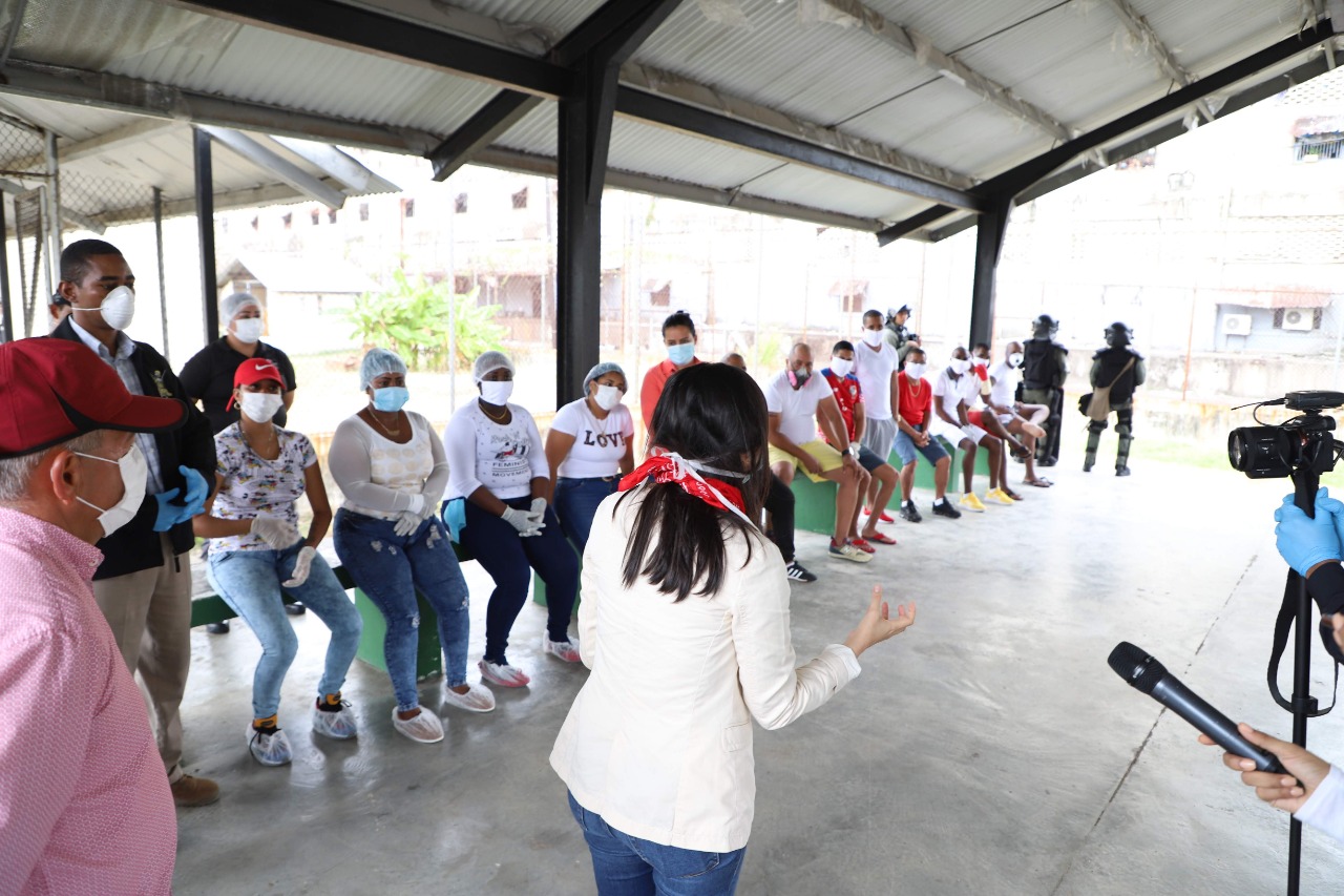 La ministra de Gobierno y Justicia Janaina Tewaney Mencomo, se reunió con los voceros de la cárcel Nueva esperanza y autoridades de la provinvia de Colón. Foto/Diomedes Sánchez