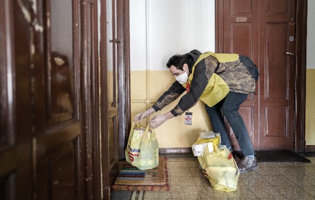 En Milán, Italia, voluntarios han entregado comestibles a ancianos y gente más en riesgo de contraer coronavirus. Foto / Alessandro Grassani para The New York Times.