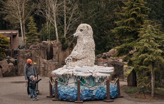 Washed Ashore toma basura de la playa para crear esculturas. Daisy la Osa Polar en el Zoológico de Oregon. Foto / Mason Trinca para The New York Times.