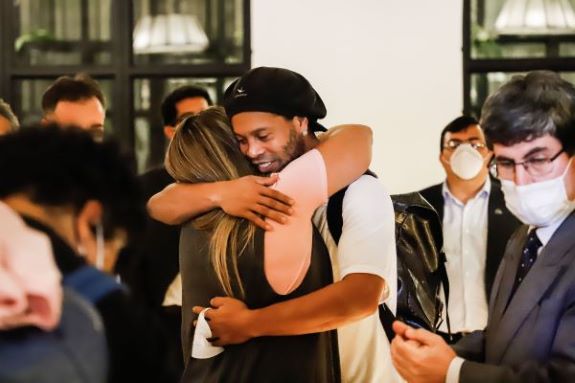 Ronaldinho saluda a una amiga a su ingeso al hotel. Foto:EFE