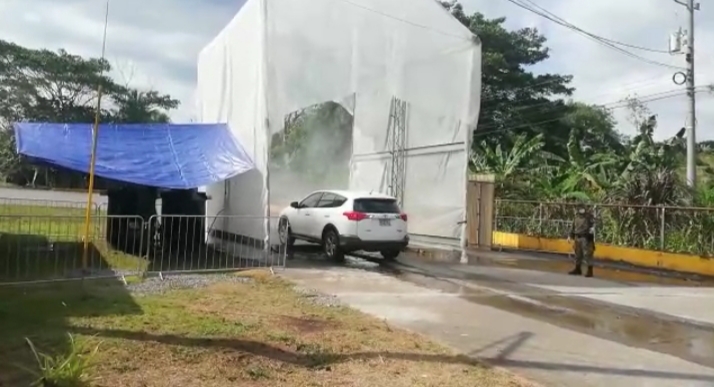 Los vehículos que transitan por la vía interamericana con dirección al distrito de Barú tienen que pasar obligatoriamente por el sistema el cual fumiga con productos los autos para desinfectarlos del virus. FOTO/José Vásquez