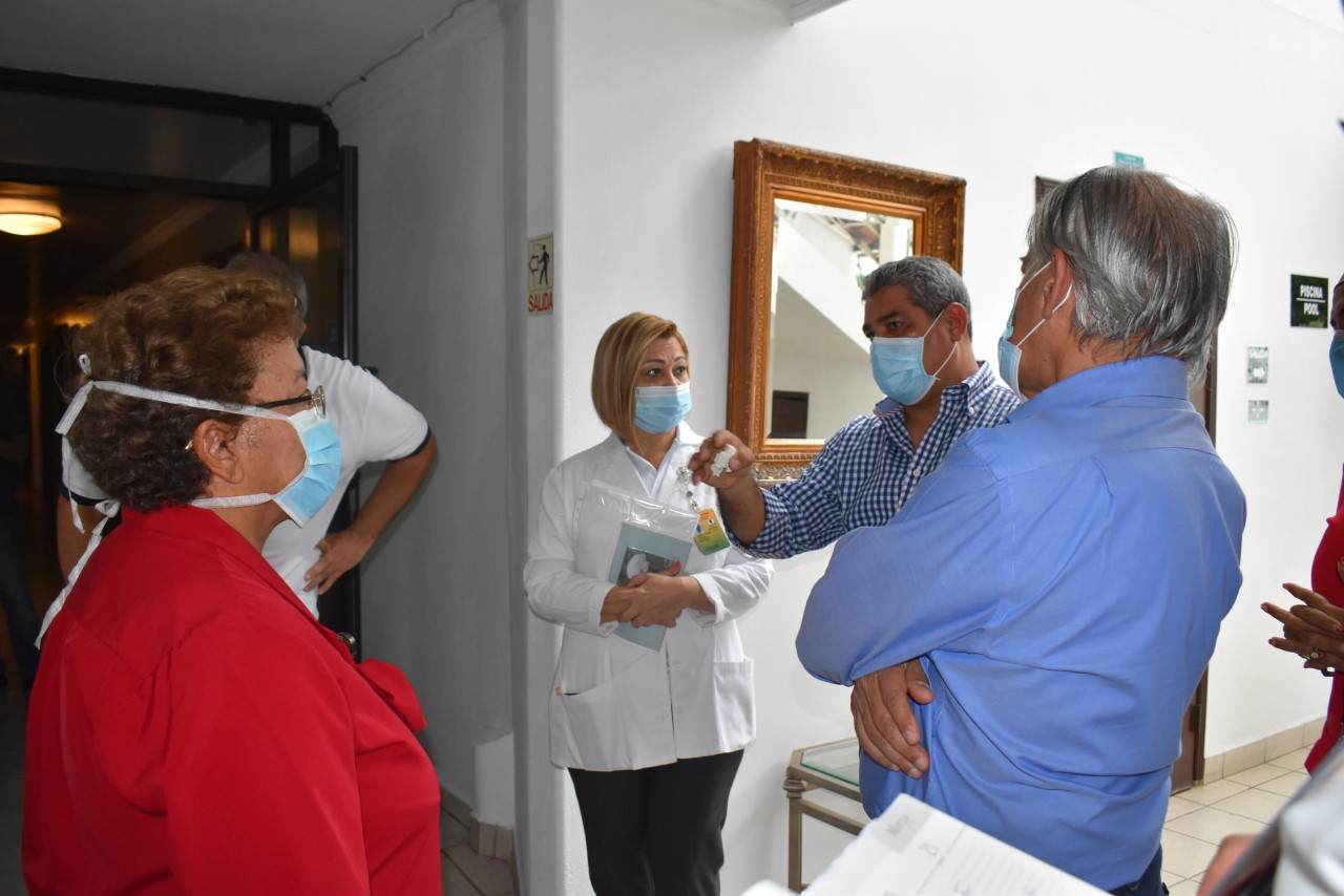 La doctora Novoa confirmó que ya tres pacientes están recuperados y solo se espera los resultados de la última prueba que le da de alta del virus, pero no podrá salir de casa. Foto/ José Vásquez