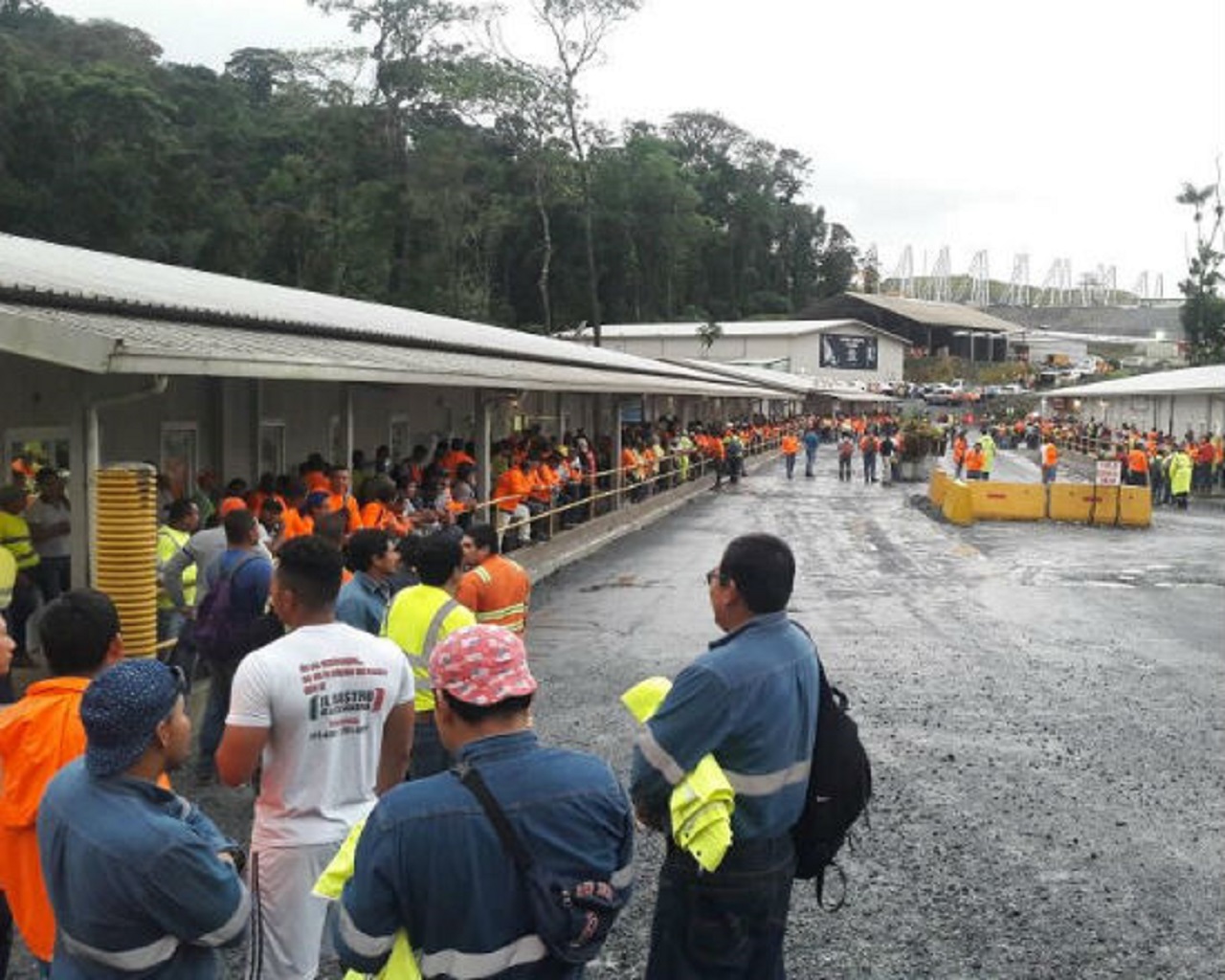 El coronavirus penetró la mina y 298 trabajadores están en aislamiento.