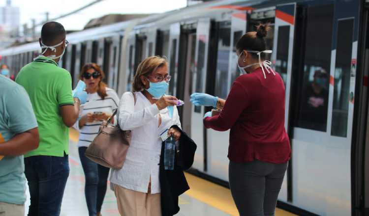 El metro ha establecido algunas normas sanitarias en los viajes. Archivo