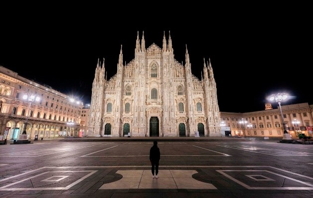Una persona observa el Duomo de Milán desde la plaza totalmente despoblada, el pasado 24 de marzo.