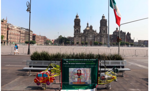 La emblemática plaza del Zócalo de la Ciudad de México, una de las más grandes de América Latina, presenta una inusual imagen vacía de personas el pasado 2 de abril. 