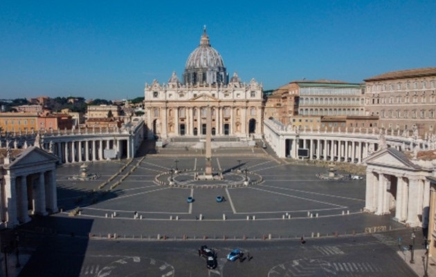 Fotografía tomada con un dron de la Plaza de San Pedro de Roma, desierta, con la basílica al fondo, el 4 de abril de 2020. 